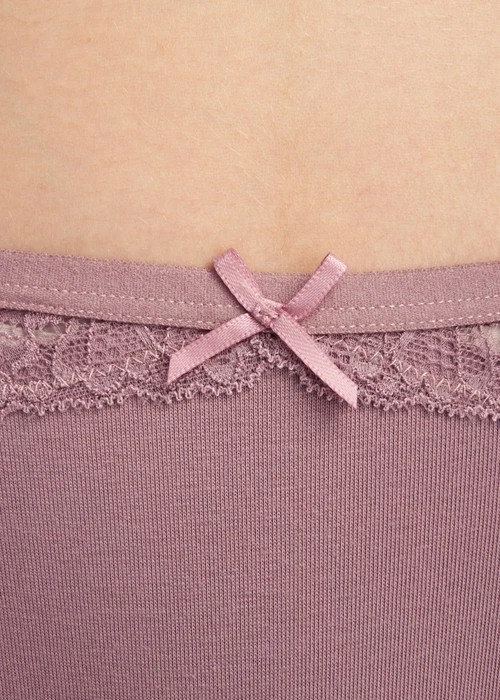 經典純色．脇後訂製蕾絲中腰三角內褲(好運紅)