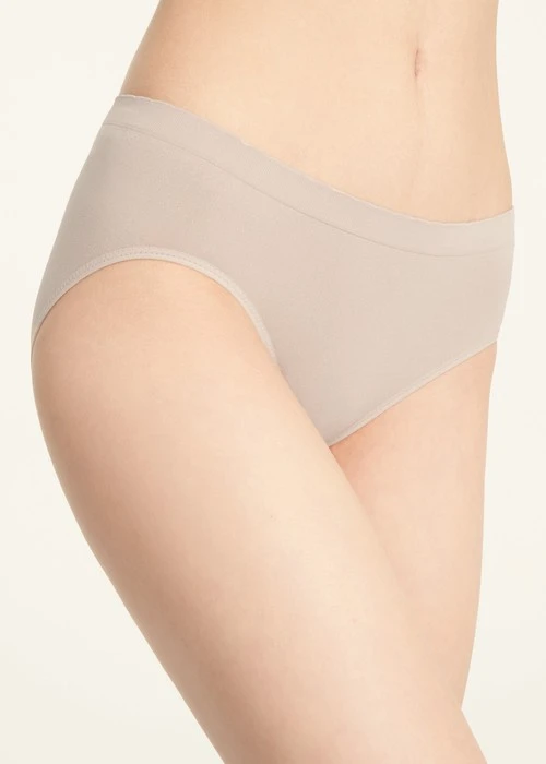 XXL 無縫抗菌系列．中腰三角無縫內褲（裸棕膚）