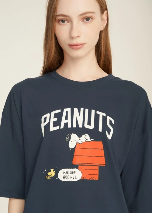 連身_史努比系列．落肩五分袖睡衣(星系藍-刺繡糊塗塌客)