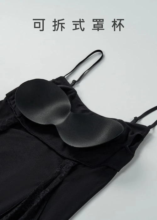 連身_Petite Romance．蕾絲拼接肩帶罩杯睡衣(黑色)