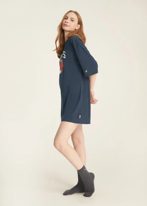 連身_史努比系列．落肩五分袖睡衣(星系藍-刺繡糊塗塌客)