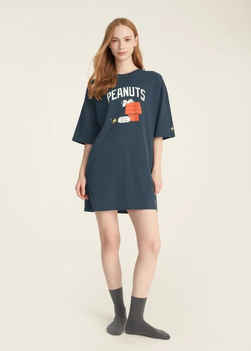 連身_史努比系列．落肩五分袖睡衣(星系藍-刺繡糊塗塌客)