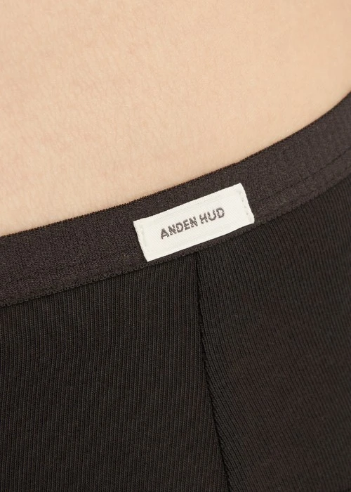 經典純色．中腰三角內褲（黑）