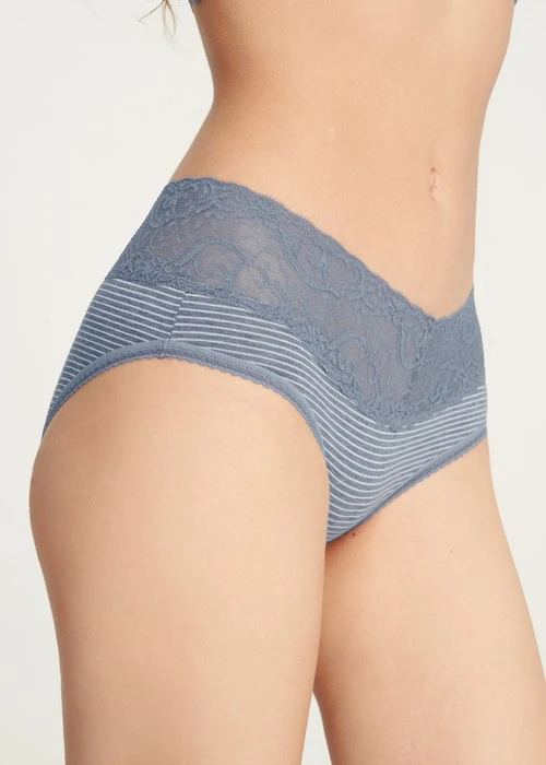 Lover's Whisper．V蕾絲中腰三角內褲(藕紫-情書)