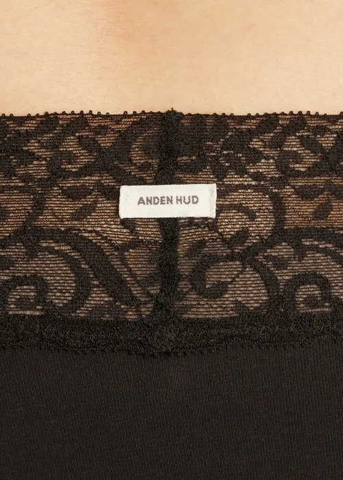 經典純色．V蕾絲中腰三角內褲（黑）