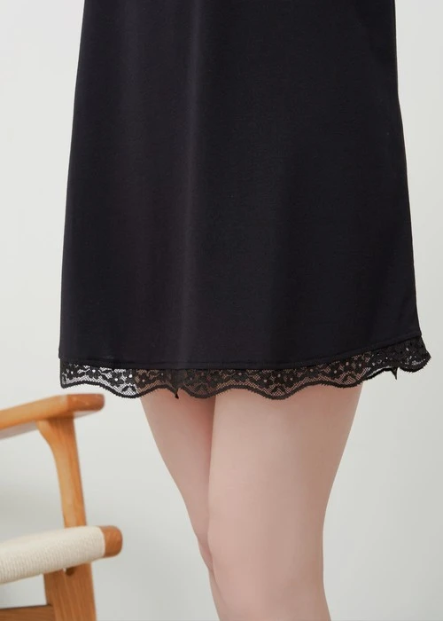 連身_Soft Clouds．蕾絲拼接居家短袖睡衣（黑色）