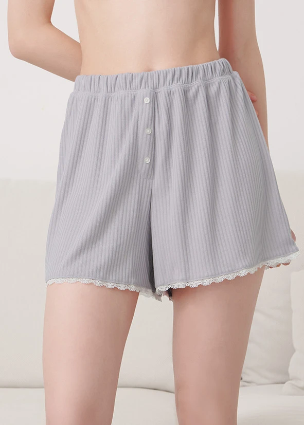下身_Soft Clouds．吸濕排汗縫釦裝飾蕾絲拼接短褲（鳶尾紫）