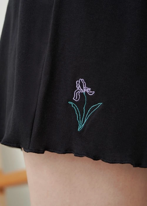 下身_Soft Clouds．純棉腰荷葉密拷短褲（黑色-刺繡鳶尾花）