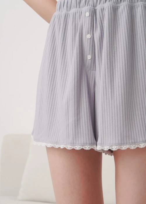 下身_Soft Clouds．吸濕排汗縫釦裝飾蕾絲拼接短褲(鳶尾紫)