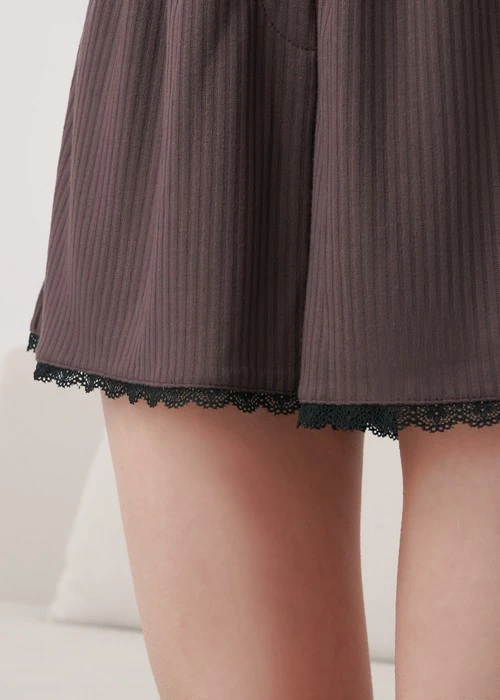 下身_Soft Clouds．吸濕排汗縫釦裝飾蕾絲拼接短褲(鳶尾紫)