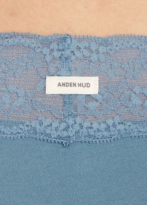 經典純色．窄版V蕾絲高腰三角內褲（海霧藍）