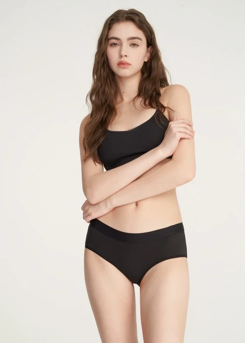 經典純色．寬版緊帶中腰三角內褲(黑)