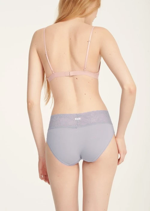 經典純色．V蕾絲中腰三角內褲(丁香灰紫)