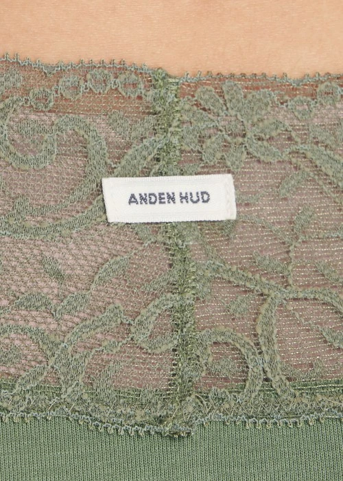 經典純色．V蕾絲中腰三角內褲(丁香灰紫)