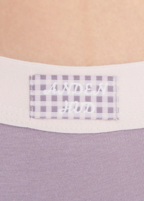 大人未滿．寬版緊帶中腰三角內褲（薰粉紫-格子織標）