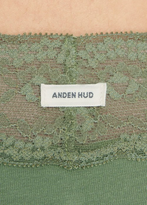 經典純色．V蕾絲低腰三角內褲（野墨綠）