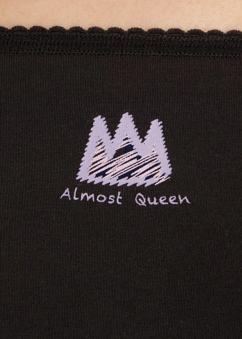 XXL 大人未滿．花邊高腰三角內褲（黑-皇冠）