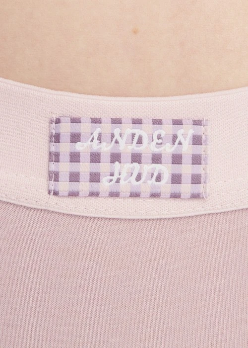 大人未滿．寬版緊帶中腰三角內褲(罌栗粉-格子織標)
