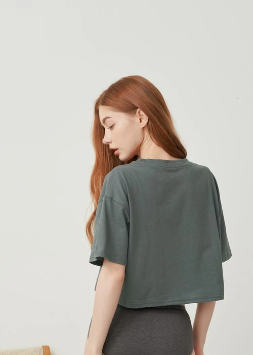 上衣_Soft Clouds．吸濕排汗圓領落肩短版上衣(風暴灰-Club)