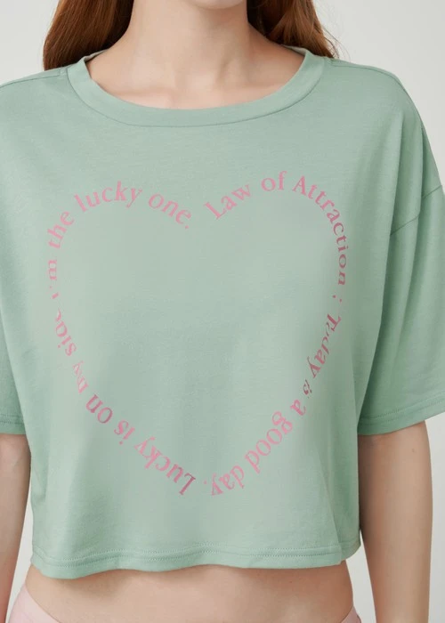 上衣_Soft Clouds．吸濕排汗圓領落肩短版上衣（淺灰綠-吸引力法則）