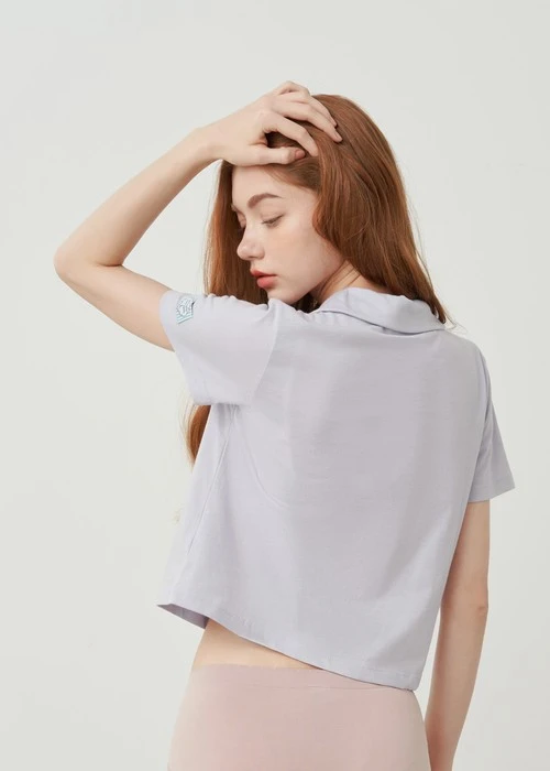 上衣_Soft Clouds．吸濕排汗襯衫領短版短袖上衣(風暴灰-刺繡幸運)