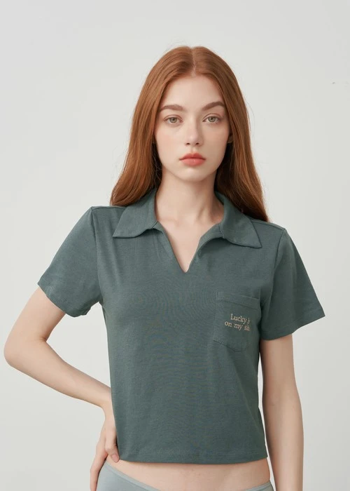 上衣_Soft Clouds．吸濕排汗襯衫領短版短袖上衣(風暴灰-刺繡幸運)