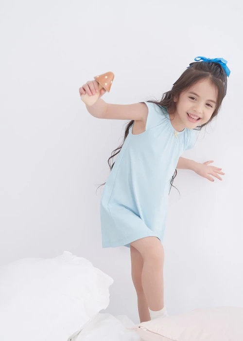 兒童連身_愛麗絲系列．吸濕排汗細摺拉格蘭短袖睡衣(夢幻藍-愛麗絲派對)