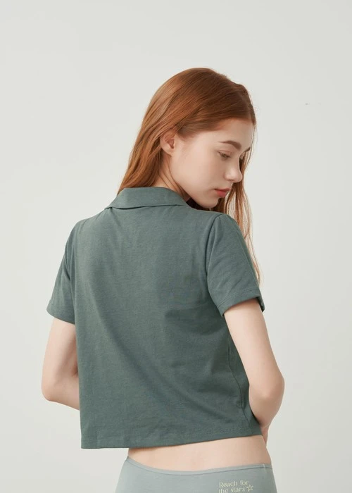 上衣_Soft Clouds．吸濕排汗襯衫領短版短袖上衣(風暴灰-刺繡幸運)