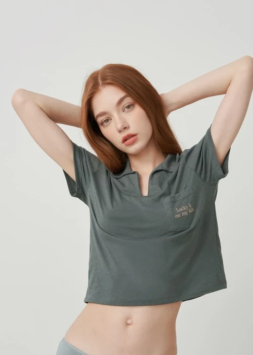 上衣_Soft Clouds．吸濕排汗襯衫領短版短袖上衣(風暴灰-刺繡幸運)