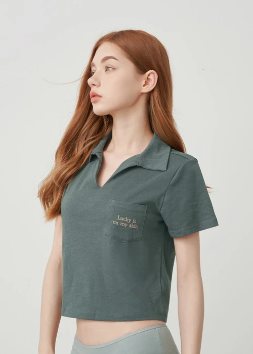 上衣_Soft Clouds．吸濕排汗襯衫領短版短袖上衣(風暴灰-刺繡幸運)