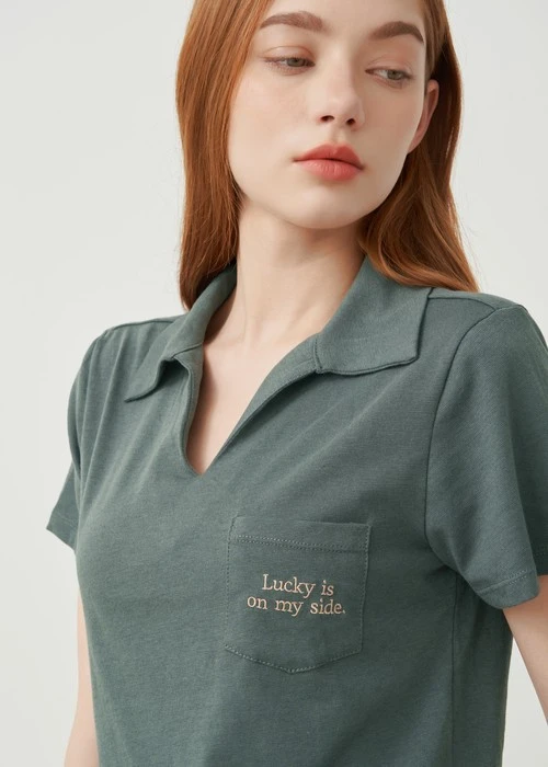 上衣_Soft Clouds．吸濕排汗襯衫領短版短袖上衣(風暴灰-刺繡幸運)