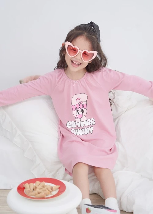 兒童連身_艾絲樂小兔系列．拉格蘭袖長袖束口睡衣（微風粉-抱愛心）