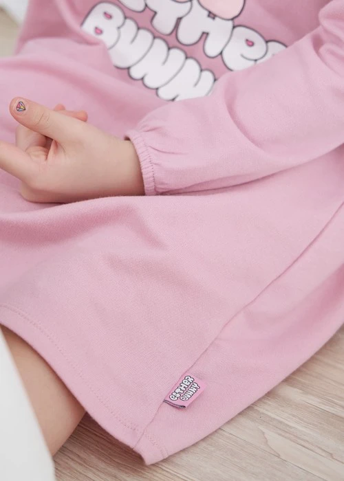 兒童連身_艾絲樂小兔系列．拉格蘭袖長袖束口睡衣(微風粉-抱愛心)