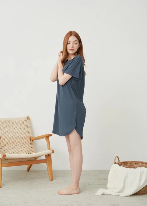連身_Soft Clouds．純棉反摺短袖口袋開叉睡衣(隱夜藍)