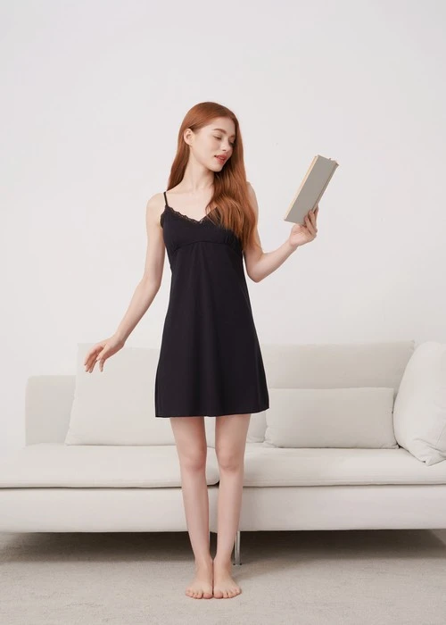 連身_Soft Clouds．蕾絲拼接肩帶罩杯睡衣（黑色）