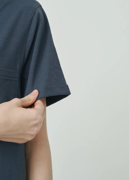 連身_Soft Clouds．純棉反摺短袖口袋開叉睡衣(隱夜藍)