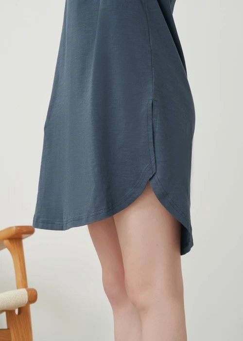 連身_Soft Clouds．純棉反摺短袖口袋開叉睡衣(隱夜藍)