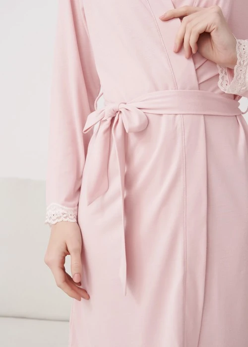罩衫_Soft Clouds．蕾絲拼接腰綁帶睡袍(淡桃粉)