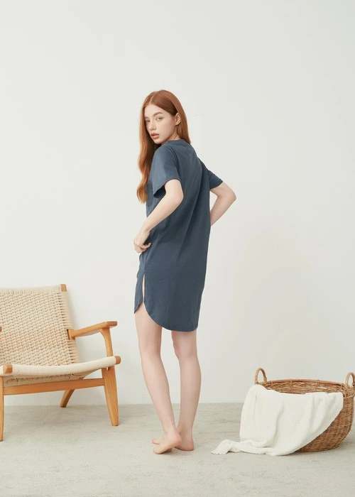 連身_Soft Clouds．純棉反摺短袖口袋開叉睡衣(隱夜藍)