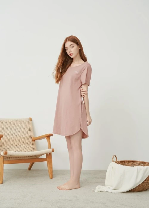 連身_Soft Clouds．純棉反摺短袖口袋開叉睡衣（粉裸棕）