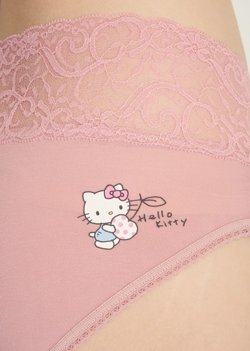 Hello Kitty 系列．V蕾絲中腰三角內褲（微風粉-大櫻桃）