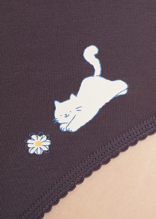 春日輕吻．花邊中腰三角內褲（黛紫-貓貓追花）