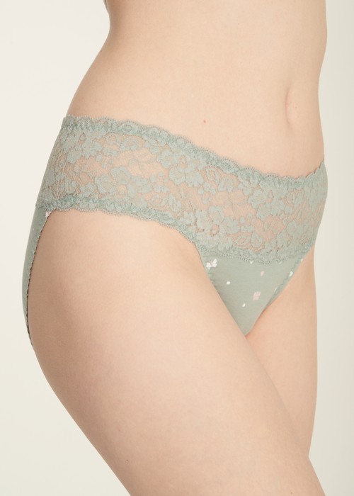 XXL 抗菌系列．抓皺蕾絲中腰三角內褲(晨綠-蝴蝶翩翩)
