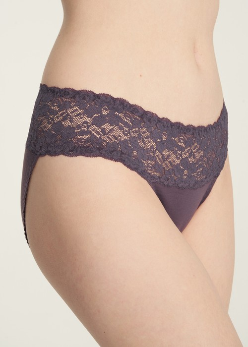 XXL 經典純色．抓皺蕾絲中腰三角內褲(黛紫)
