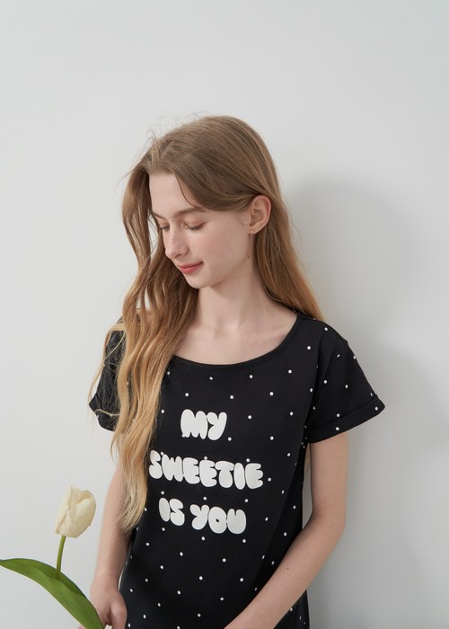 連身_Lazy Day．莫代爾棉微平口肩居家反摺短袖睡衣（黑色波點-小甜心）