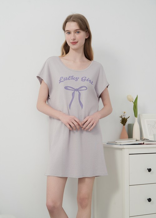 連身_Lazy Day．涼感後交叉寬鬆居家短袖睡衣（灰霧紫-幸運女孩）