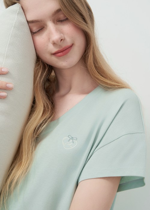 連身_Lazy Day．V 領蕾絲拼接短袖睡衣（霧水綠-刺繡愛心A）