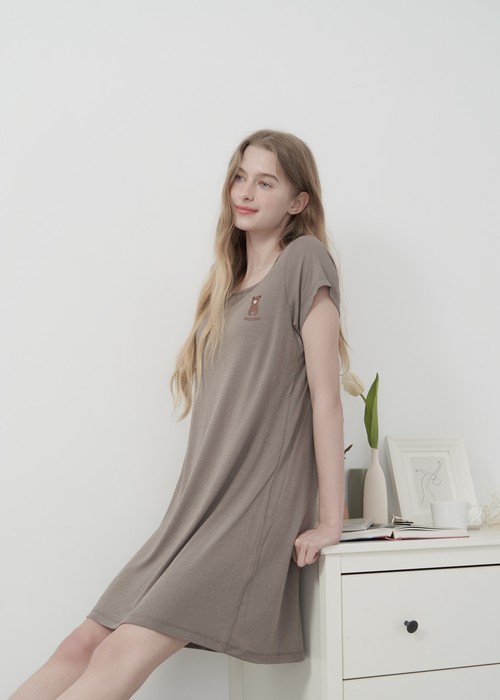 連身_Lazy Day．吸濕排汗 A-Line 短袖罩杯睡衣(晨曦粉-刺繡愛心)