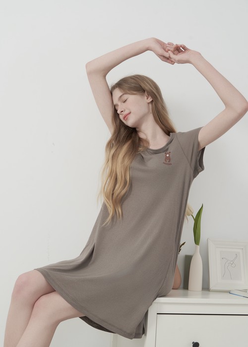 連身_Lazy Day．吸濕排汗 A-Line 短袖罩杯睡衣(晨曦粉-刺繡愛心)