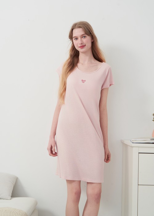 連身_Lazy Day．吸濕排汗 A-Line 短袖罩杯睡衣(晨曦粉-刺繡愛心)
